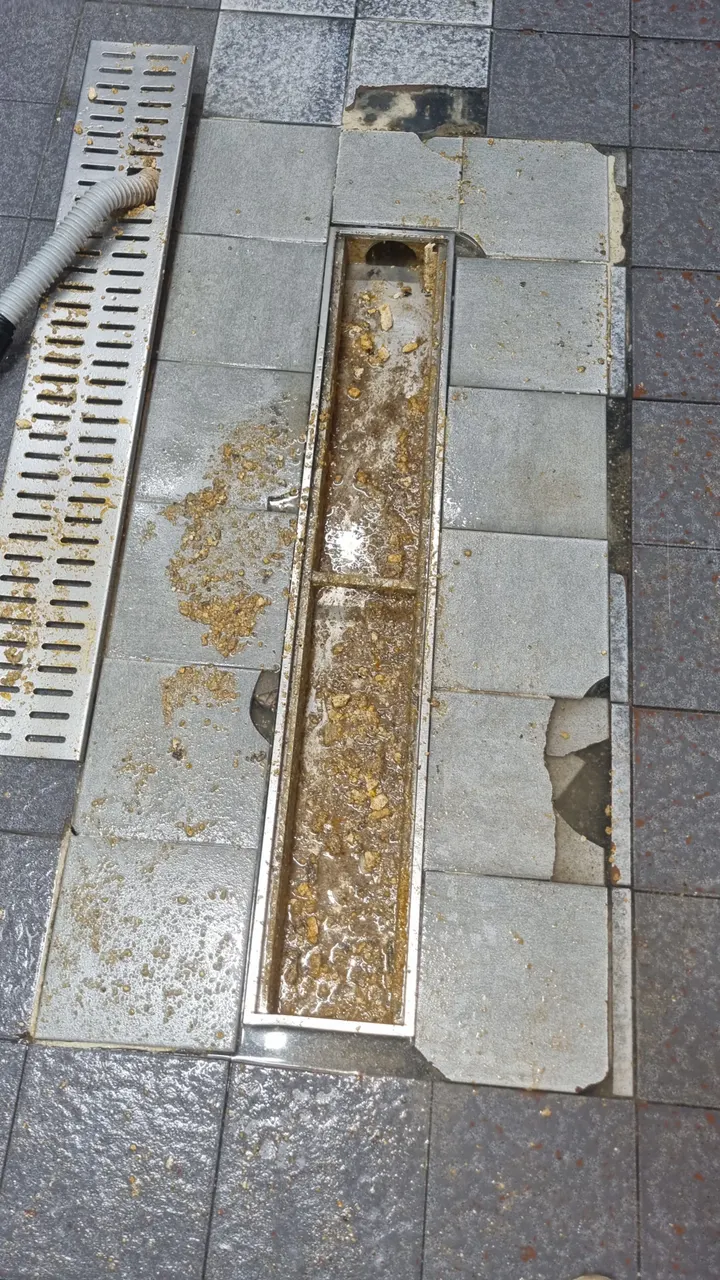 배수로에 호스만 걸쳐진 상태의 작업 참고 사진, 이물질 잔재가 보임