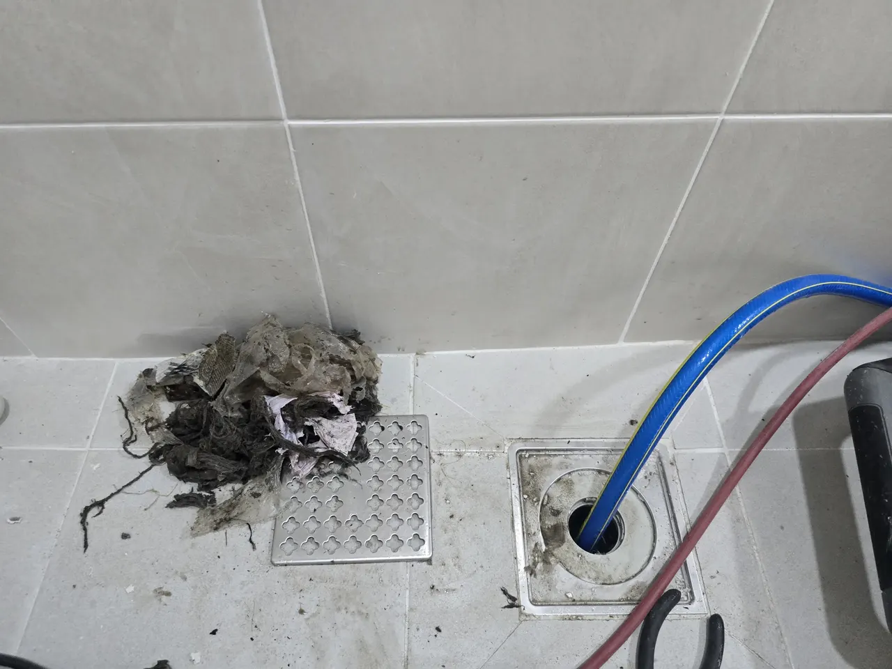 배수구 옆 제거된 이물질 더미를 반복 촬영한 확인용 사진